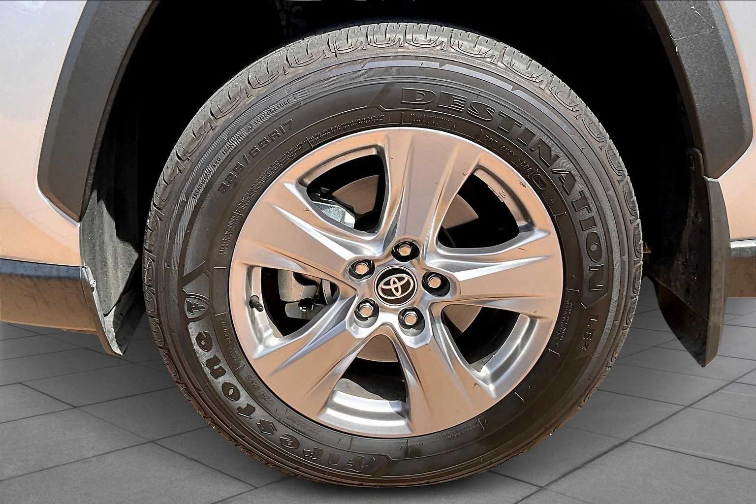 2023 Toyota RAV4 XLE photo 7