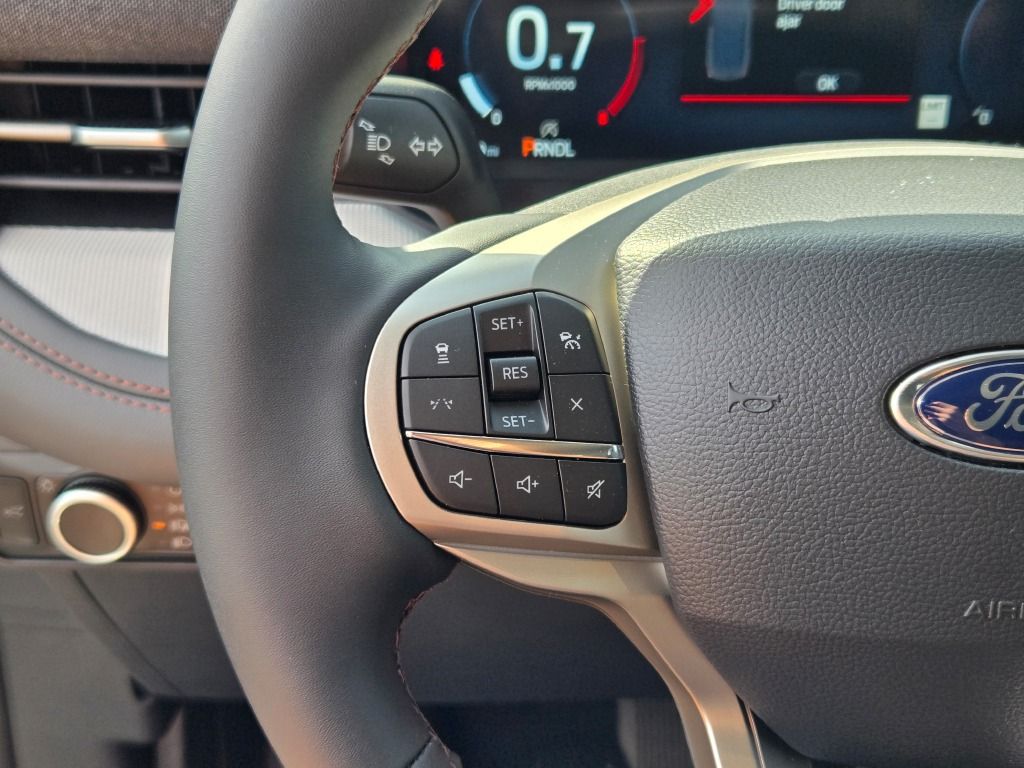 2025 Ford Explorer photo 29