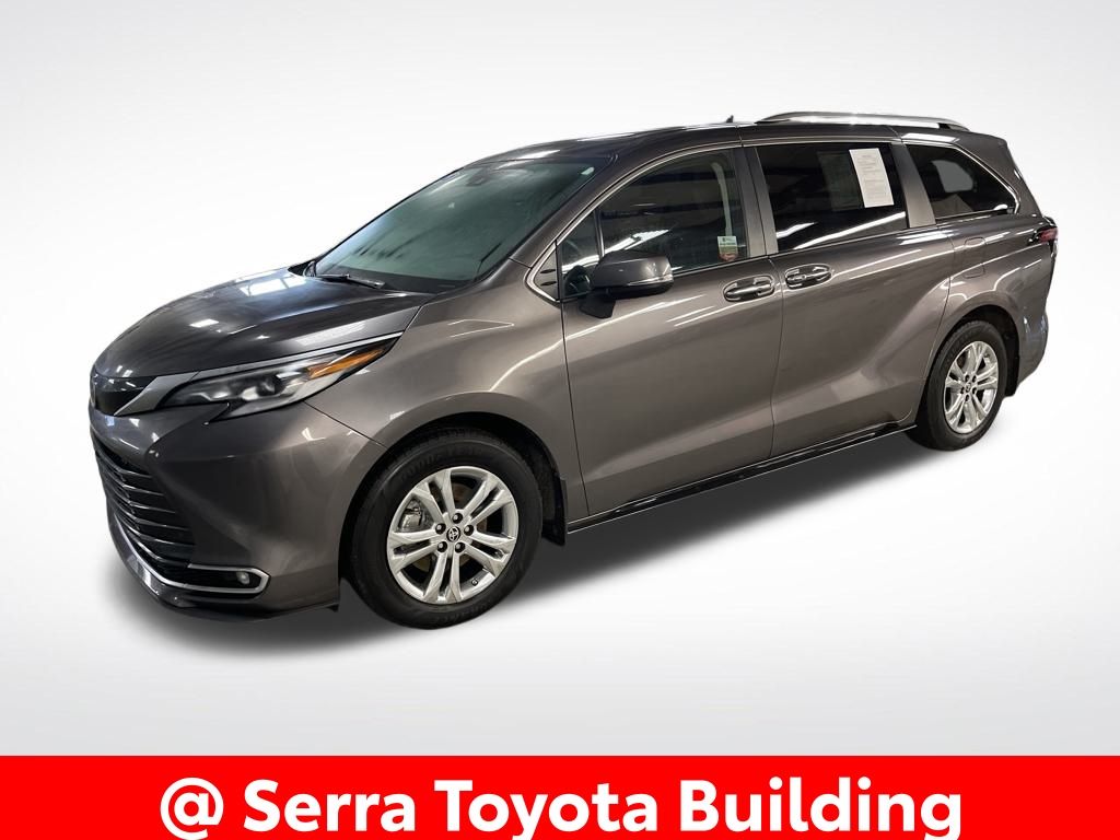 2023 Toyota Sienna Platinum's photo
