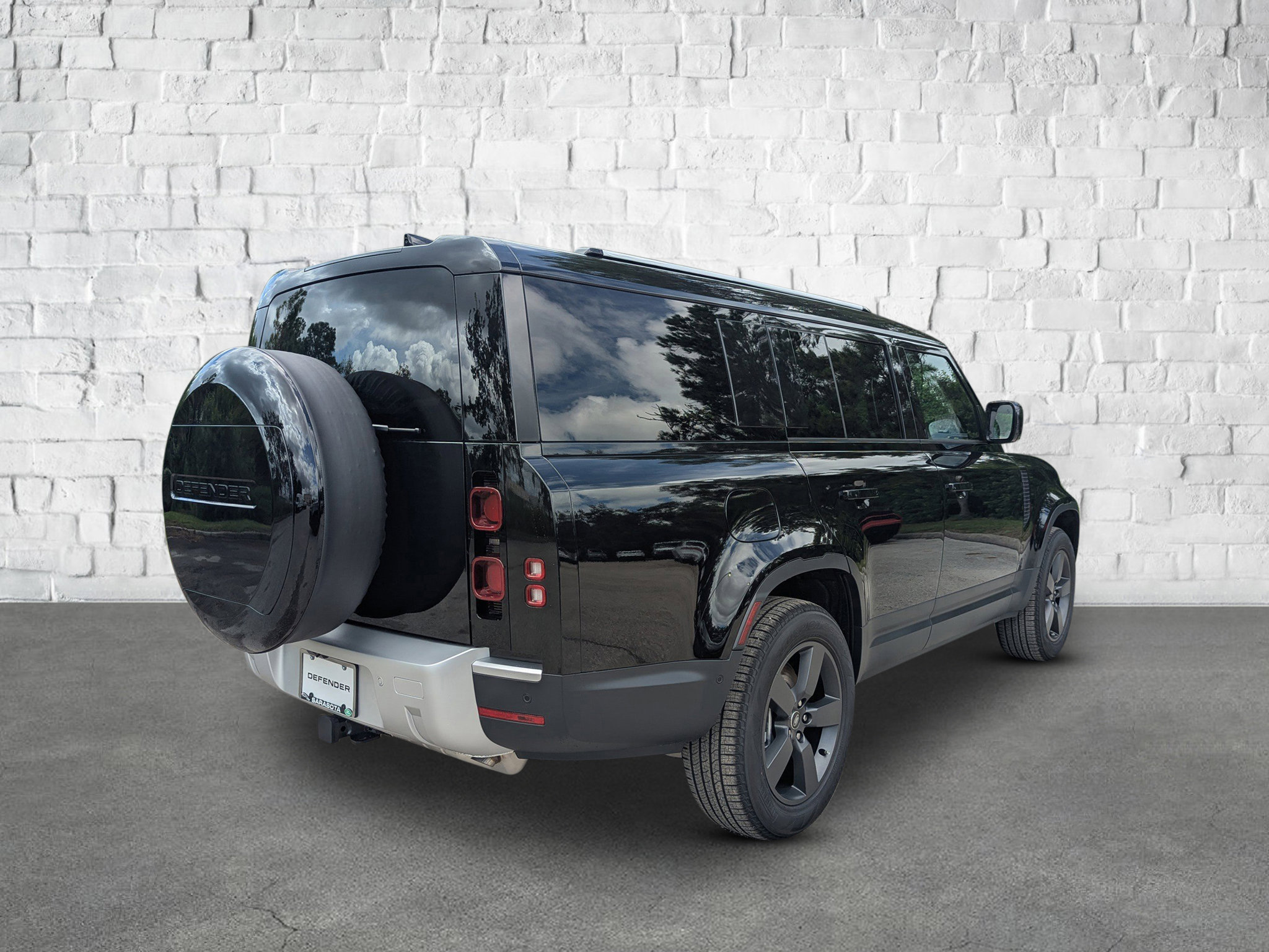 2025 Land Rover Defender 130 S photo 5