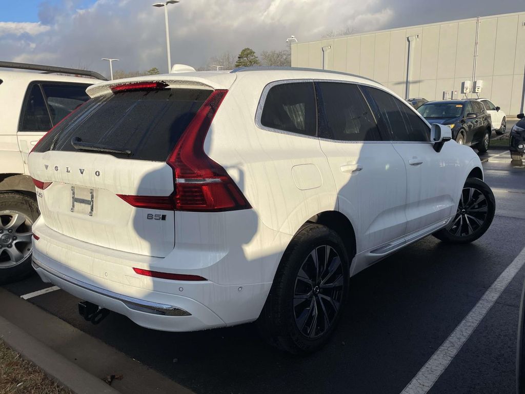 2023 Volvo XC60 B5 Plus photo 4