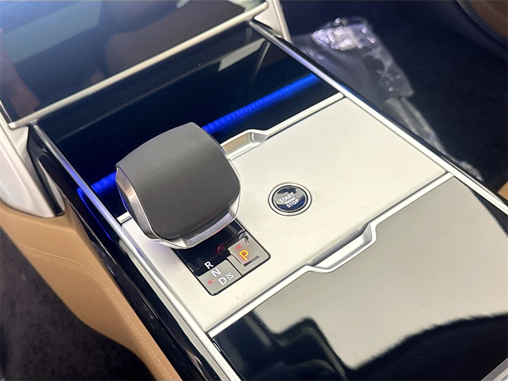 2025 Land Rover Range Rover SE photo 10