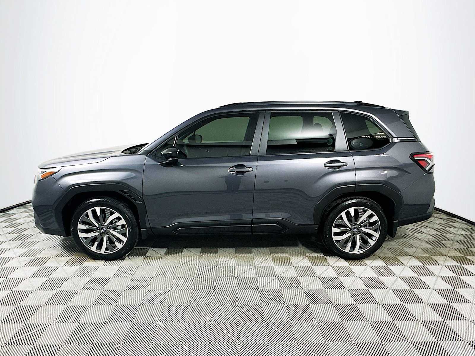 2025 Subaru Forester Touring photo 4