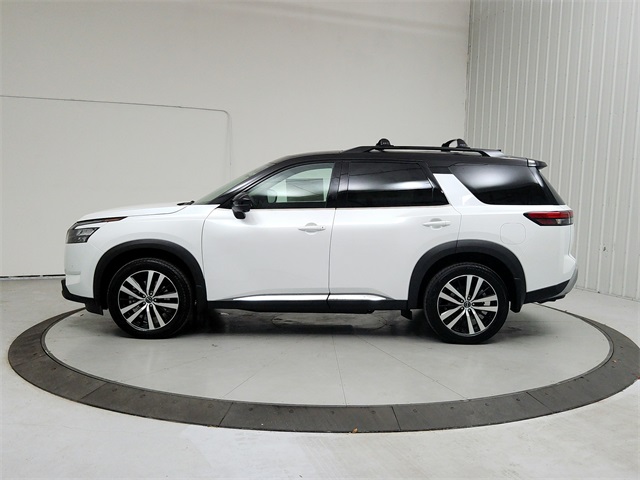 2025 Nissan Pathfinder Platinum photo 3