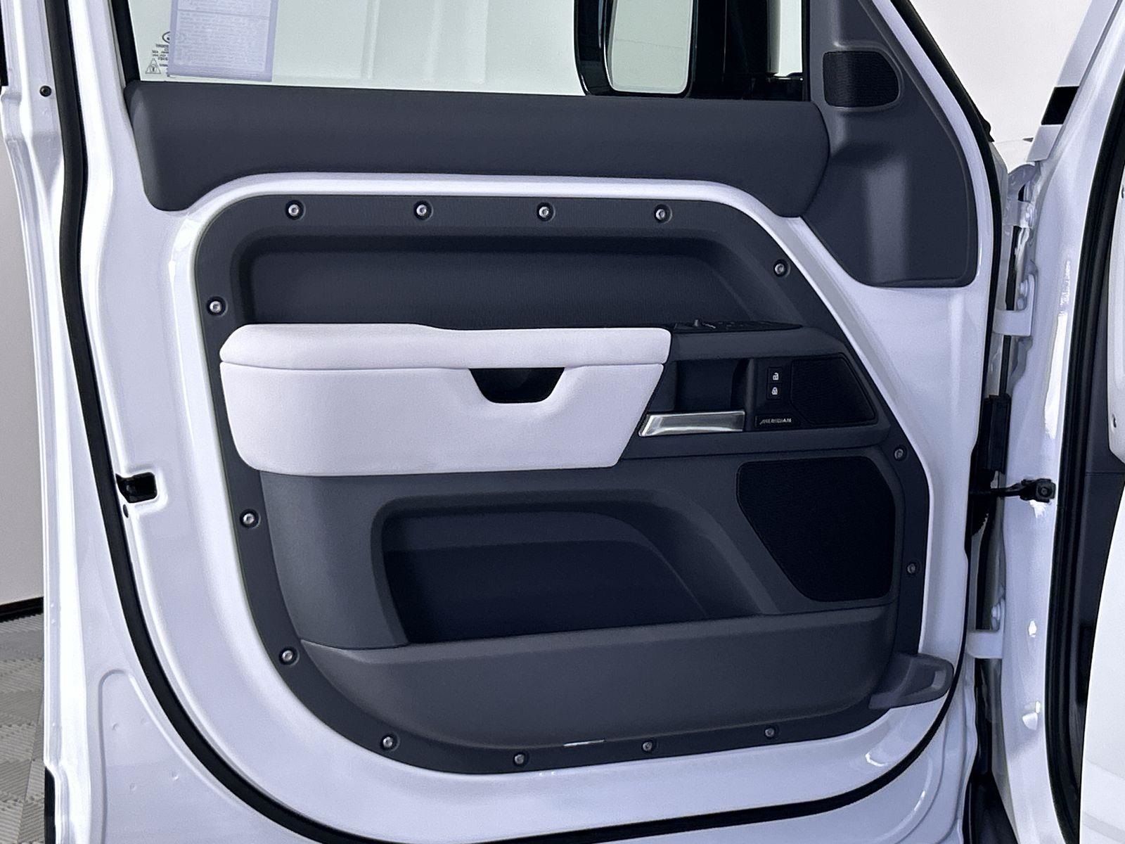 2025 Land Rover Defender 110 S photo 19