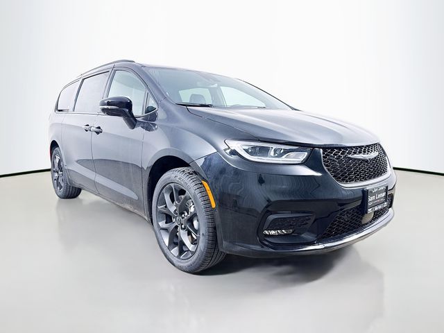 2026 Chrysler Pacifica Select's photo