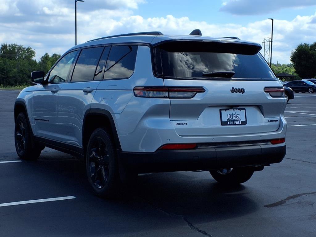 2025 Jeep Grand Cherokee Limited photo 3