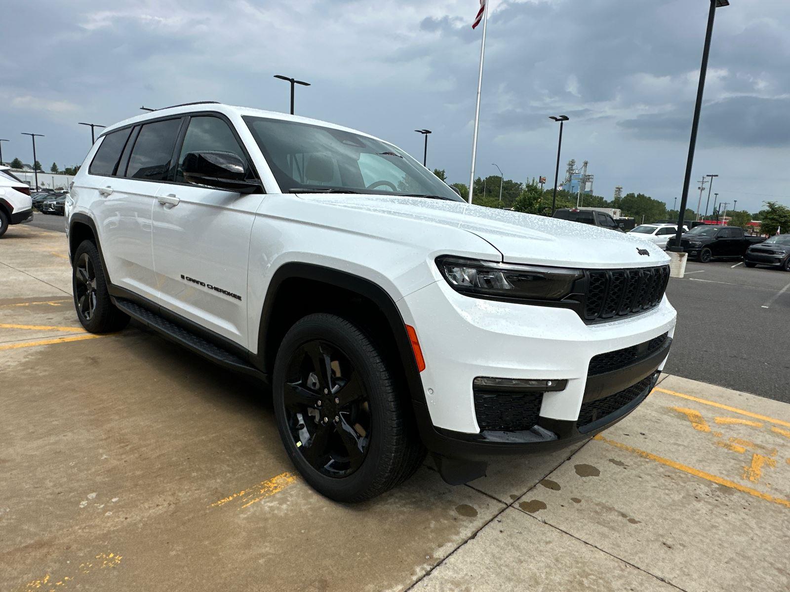 2025 Jeep Grand Cherokee Limited photo 3