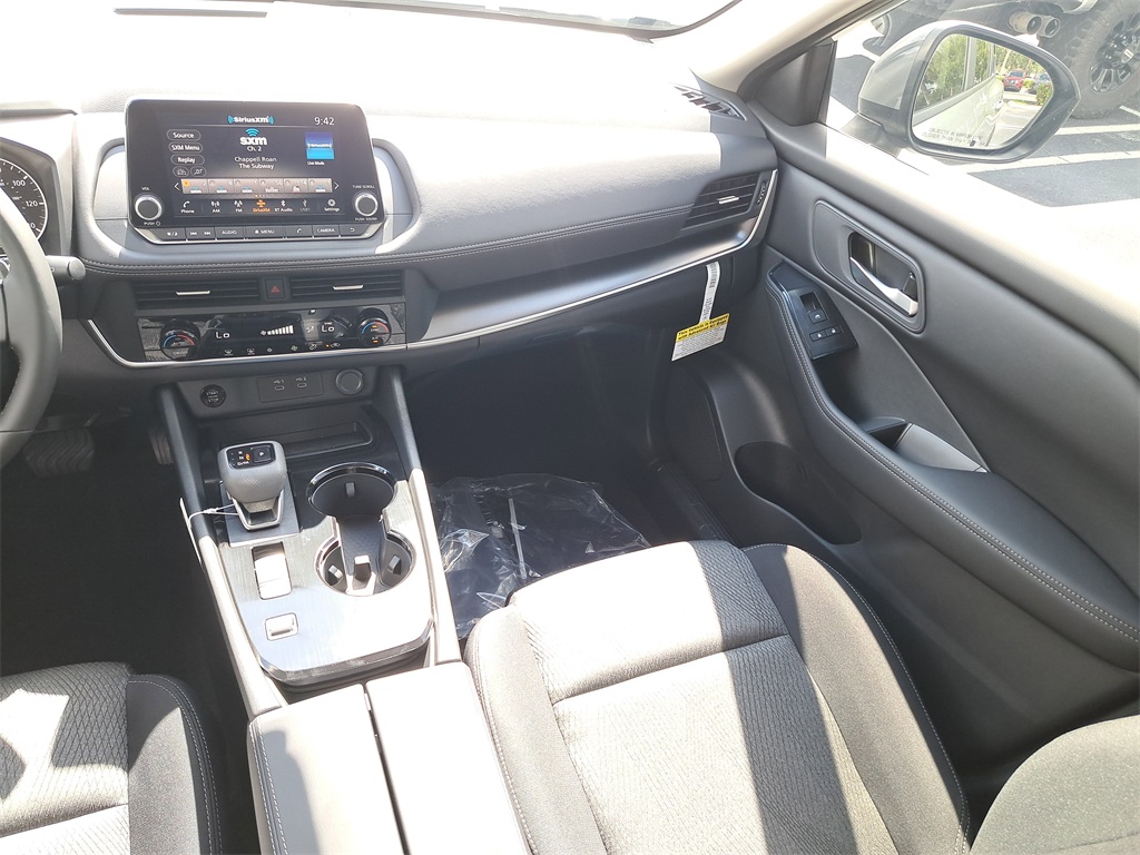 2026 Nissan Rogue SV photo 17