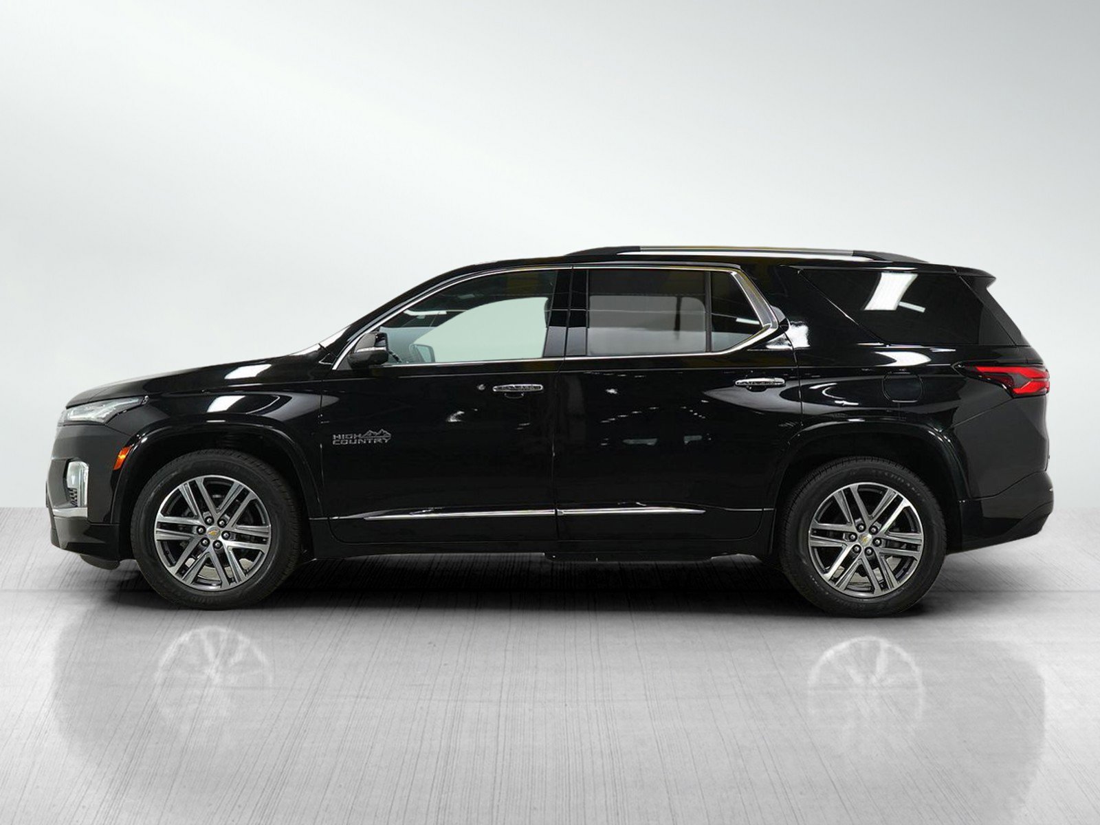 Used 2022 Chevrolet Traverse High Country with VIN 1GNEVNKW6NJ130458 for sale in White Bear Lake, Minnesota