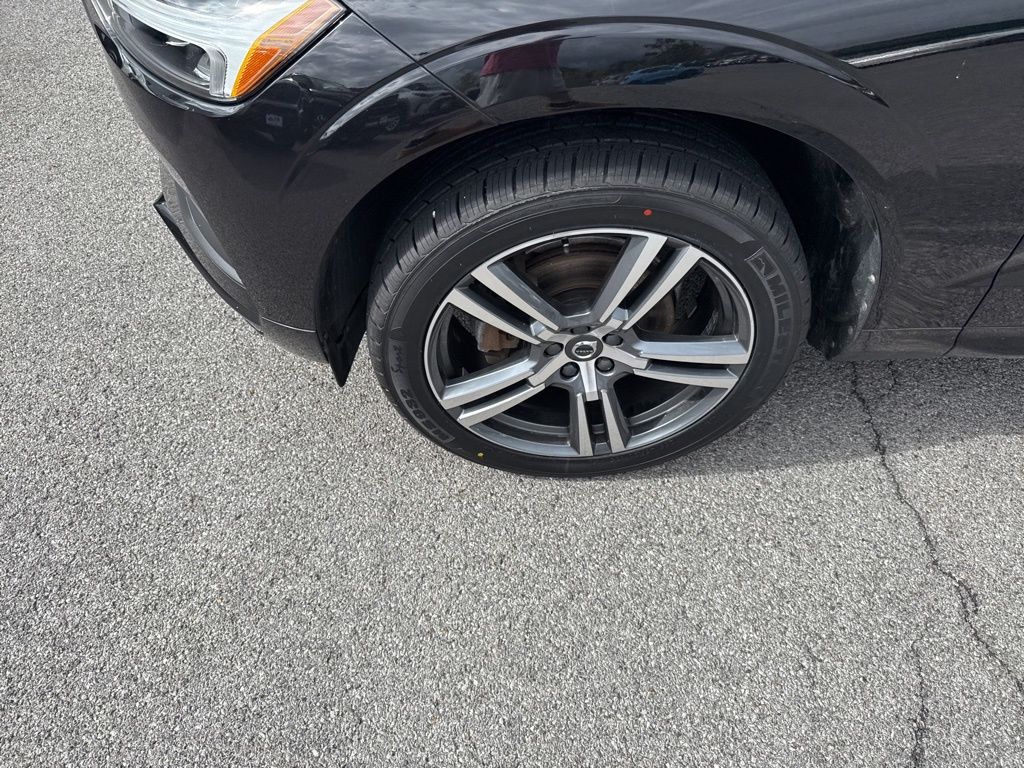 2021 Volvo XC60 T5 Momentum photo 9