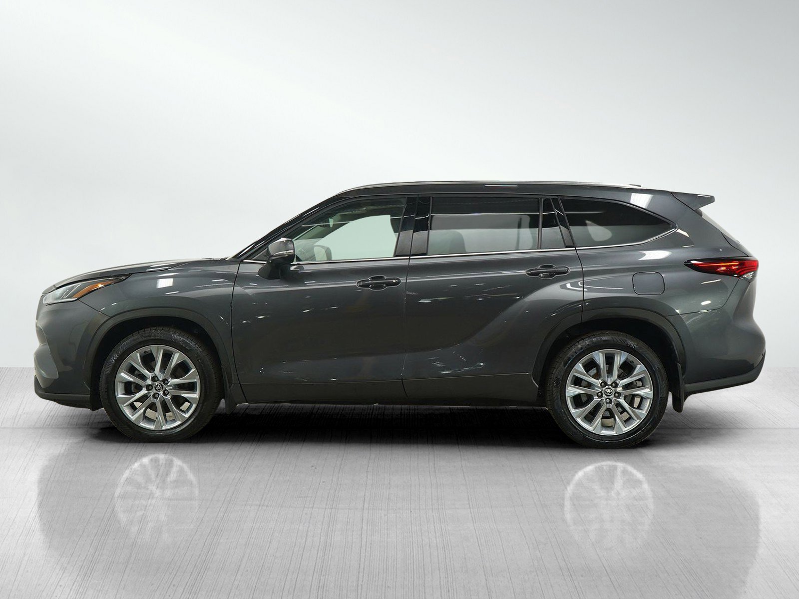 Used 2022 Toyota Highlander Limited with VIN 5TDDZRBH2NS231761 for sale in Bloomington, Minnesota