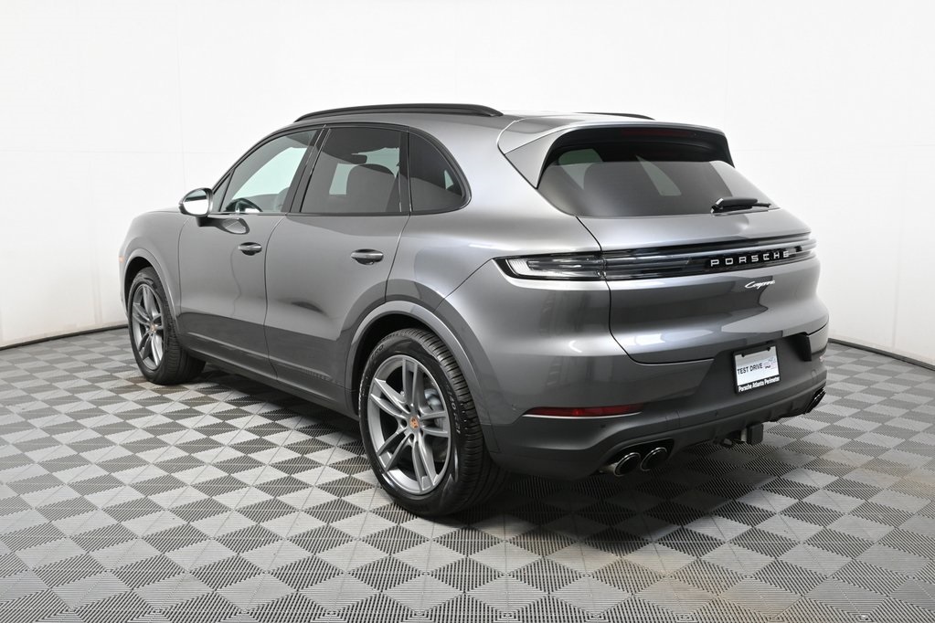 2025 Porsche Cayenne photo 3