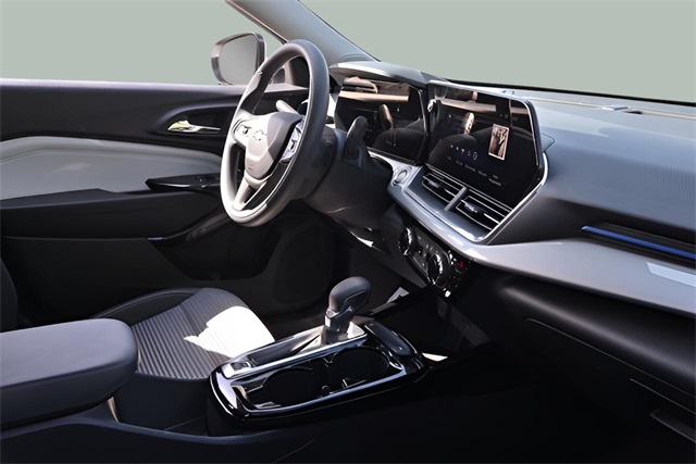 2024 Chevrolet Trax LT photo 4