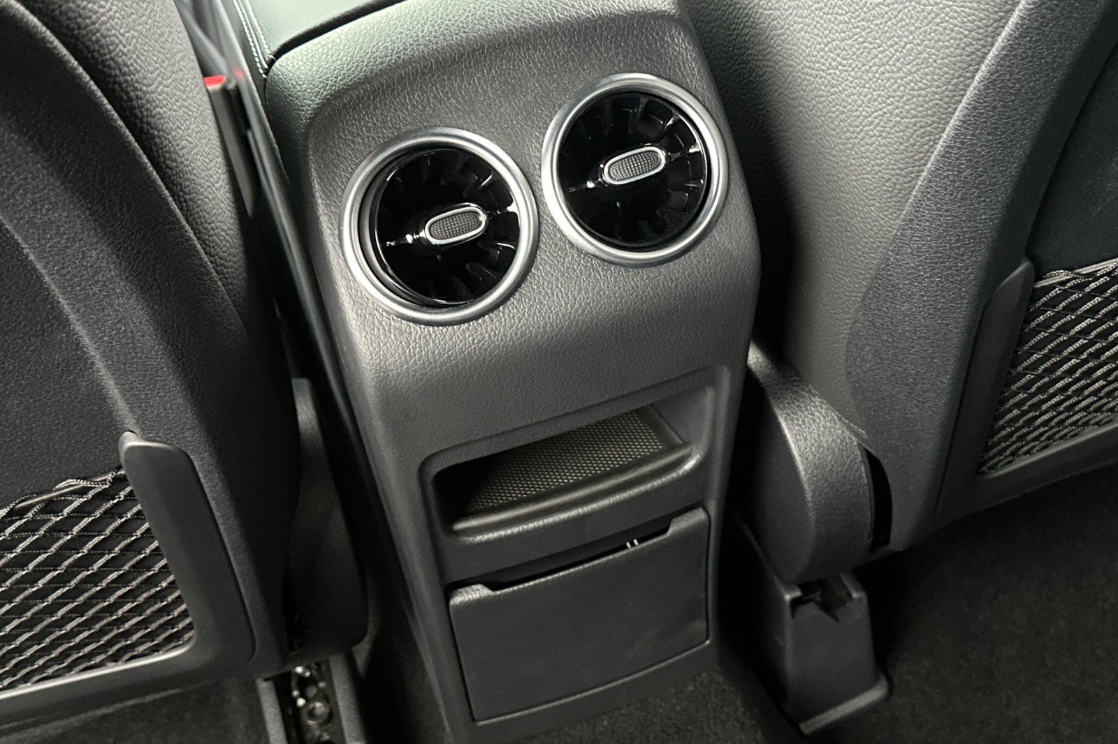 2025 Mercedes Benz GLB 250 photo 18