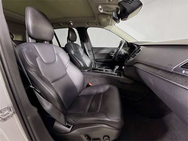 2020 Volvo XC90 T5 Momentum photo 25