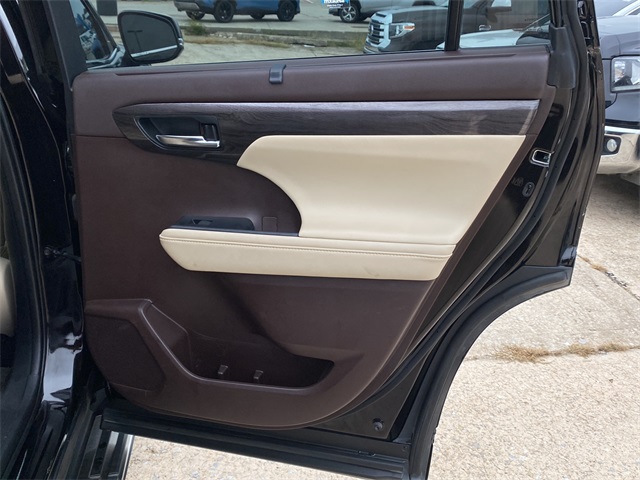 2021 Toyota Highlander Platinum photo 12