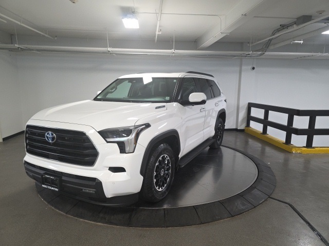 2024 Toyota Sequoia SR5 photo 3