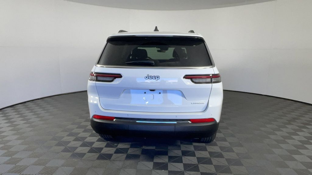 2025 Jeep Grand Cherokee Laredo photo 4