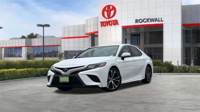 2018 Toyota Camry SE's photo