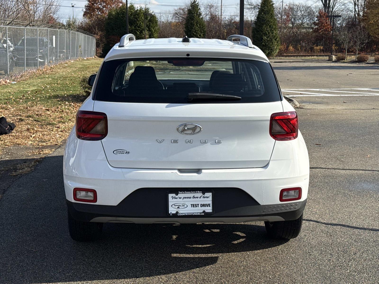 2023 Hyundai Venue SEL photo 4