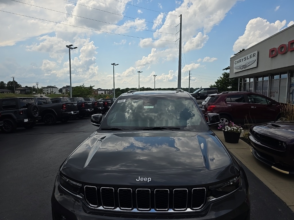 2025 Jeep Grand Cherokee Overland photo 3