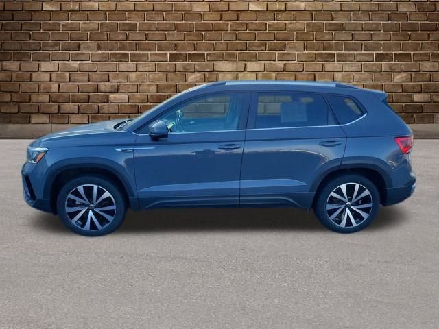 2022 Volkswagen Taos SE photo 2