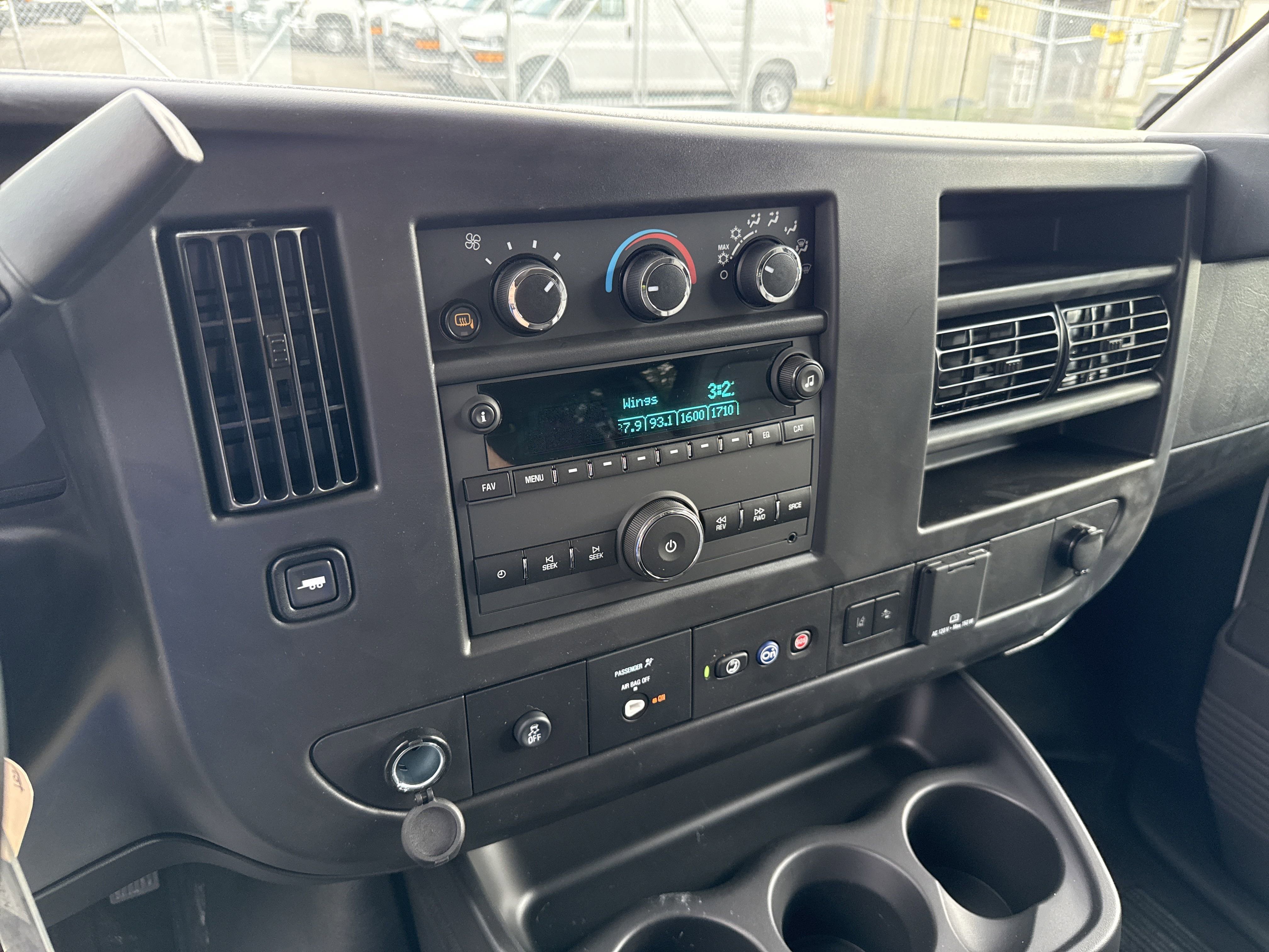 2025 Chevrolet Express Passenger 3500 photo 4