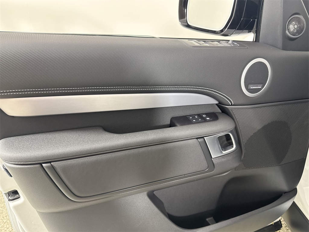 2025 Land Rover Discovery SE photo 13