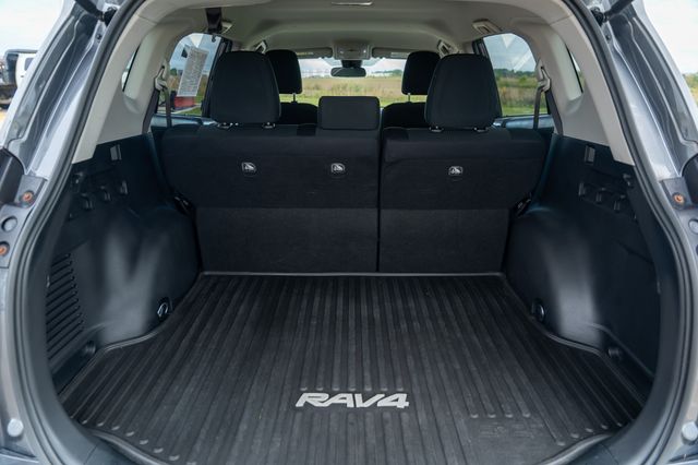 2017 Toyota RAV4 LE photo 10
