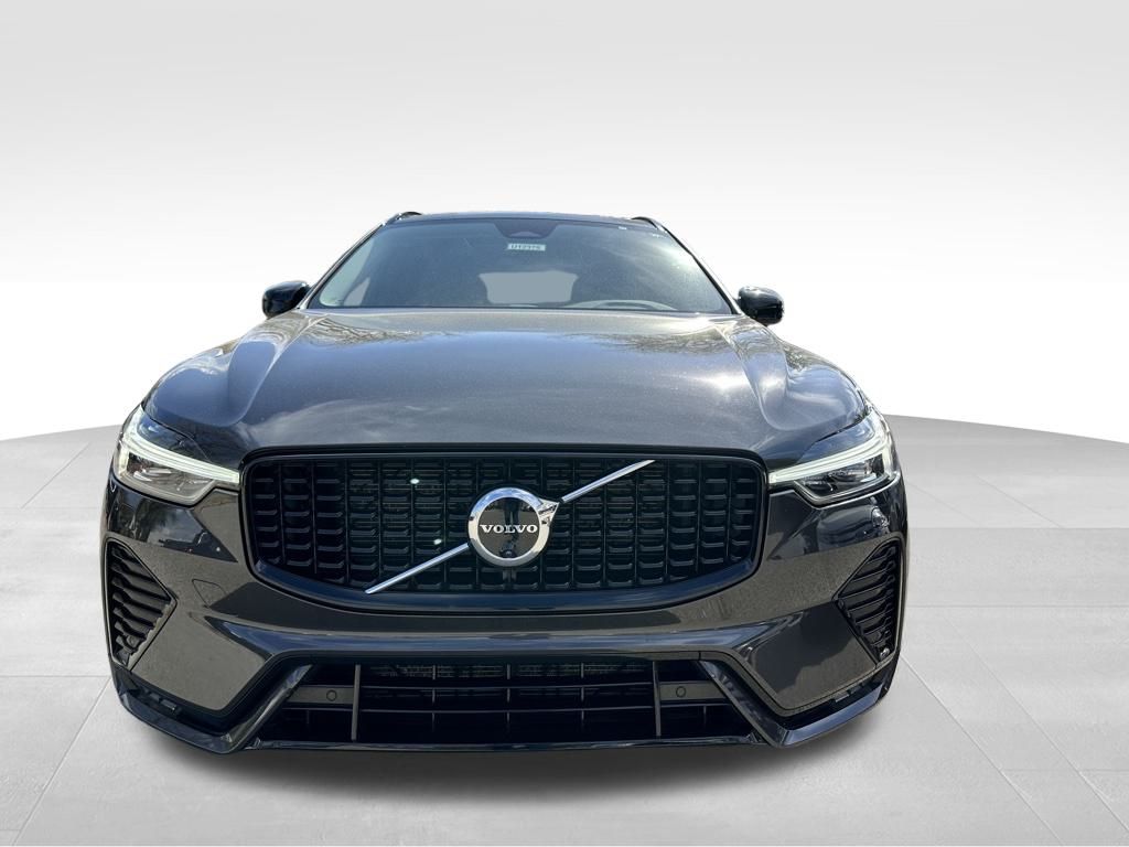 2025 Volvo XC60 B5 Plus photo 2
