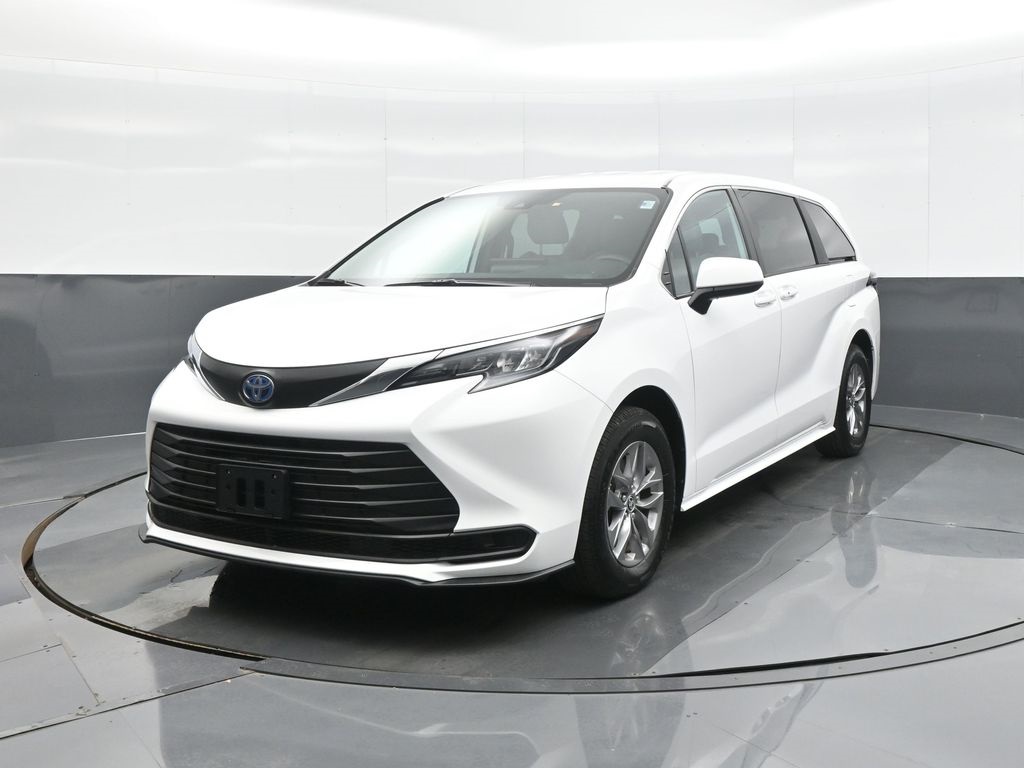 2025 Toyota Sienna LE photo 3