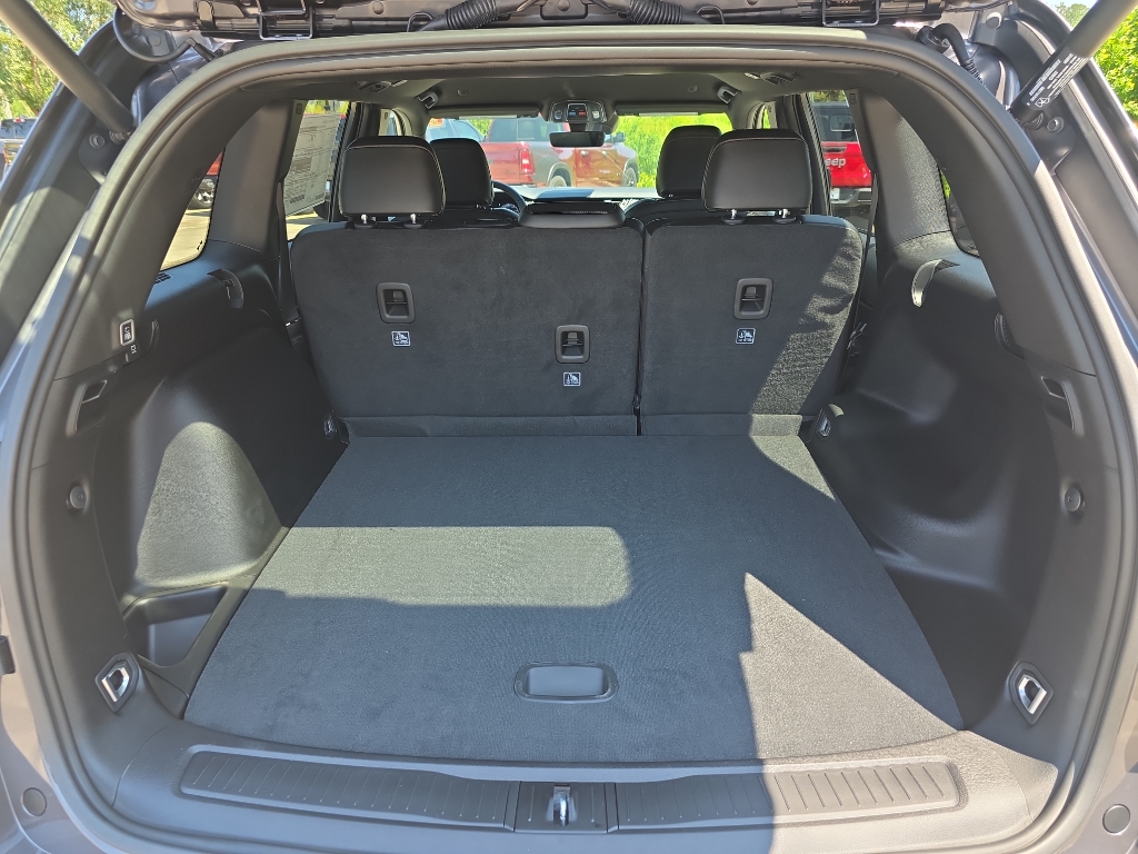 2025 Jeep Grand Cherokee Laredo Altitude photo 2
