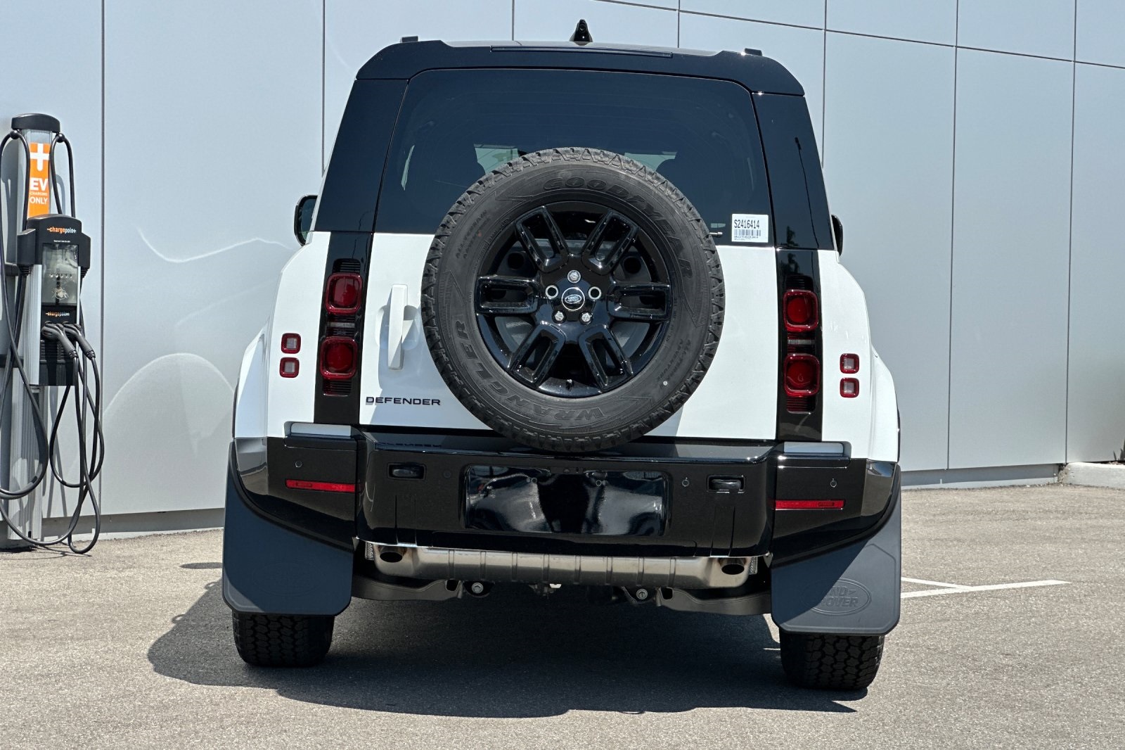 2025 Land Rover Defender 110 X-Dynamic SE photo 4