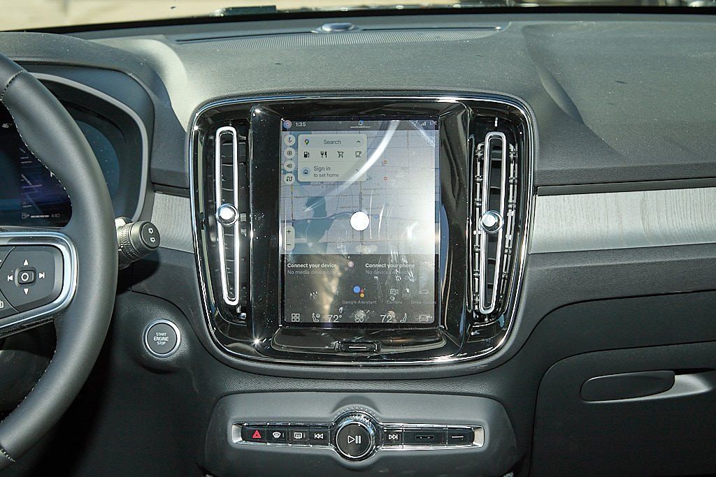 2026 VOLVO XC40 - Image 25