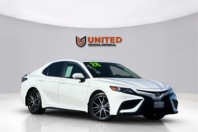 2024 Toyota Camry SE's photo