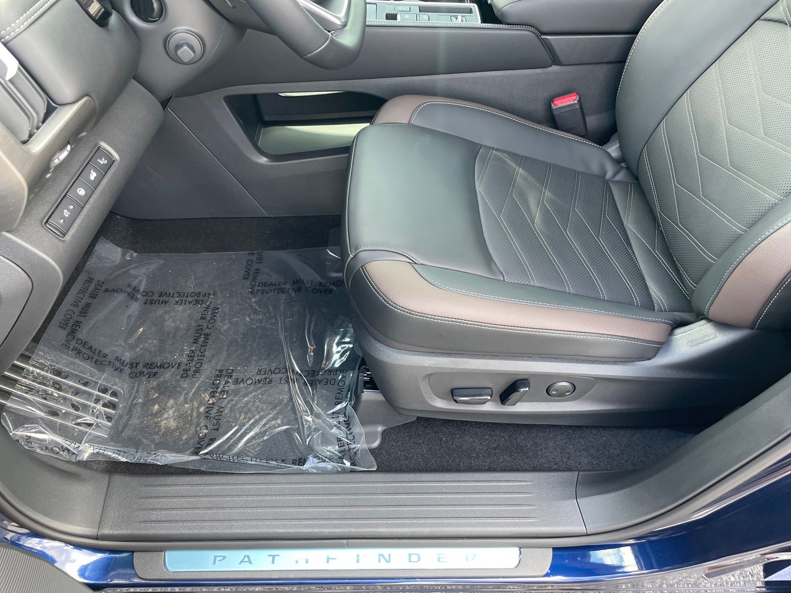 2025 Nissan Pathfinder Platinum photo 16