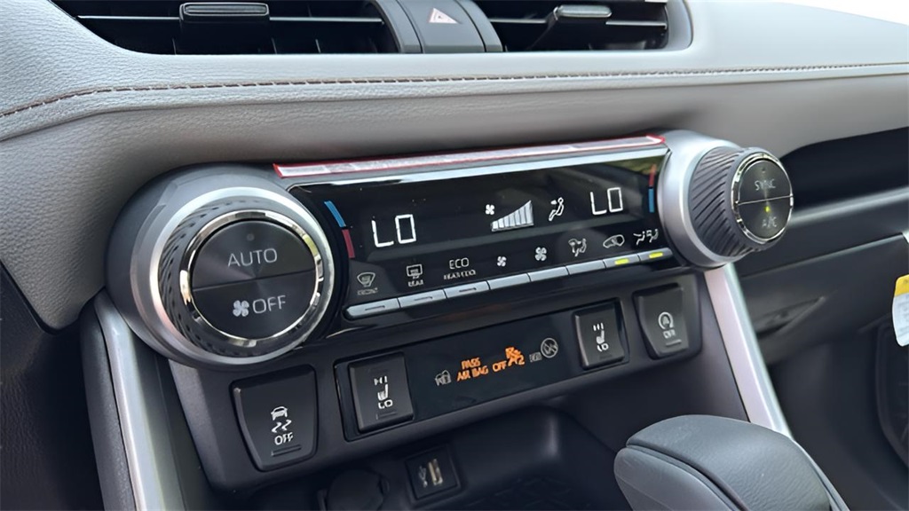 2025 Toyota RAV4 XLE photo 14