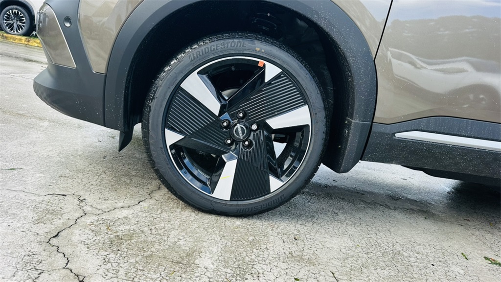 2026 Nissan Kicks SR photo 9