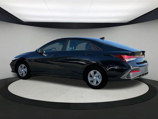 2025 Hyundai Elantra SE photo 4