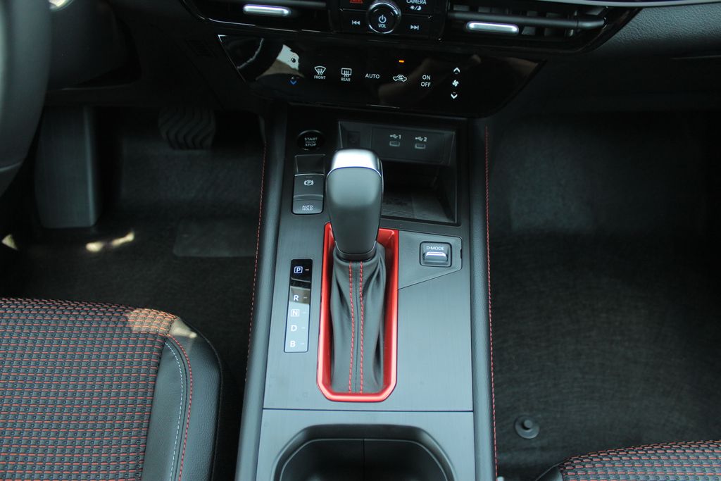 2025 Nissan Kicks SR photo 17