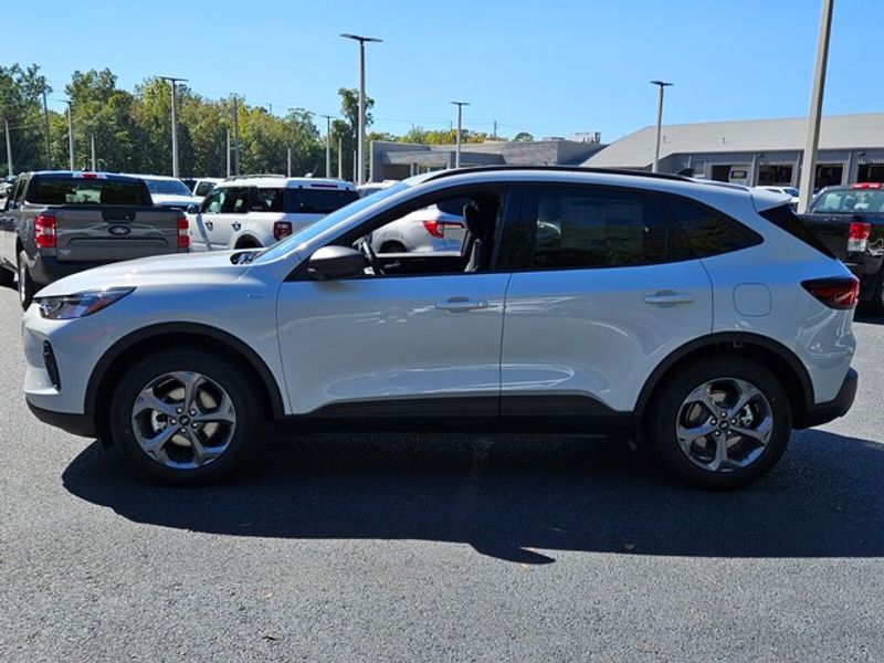 2026 Ford Escape ST-Line photo 4