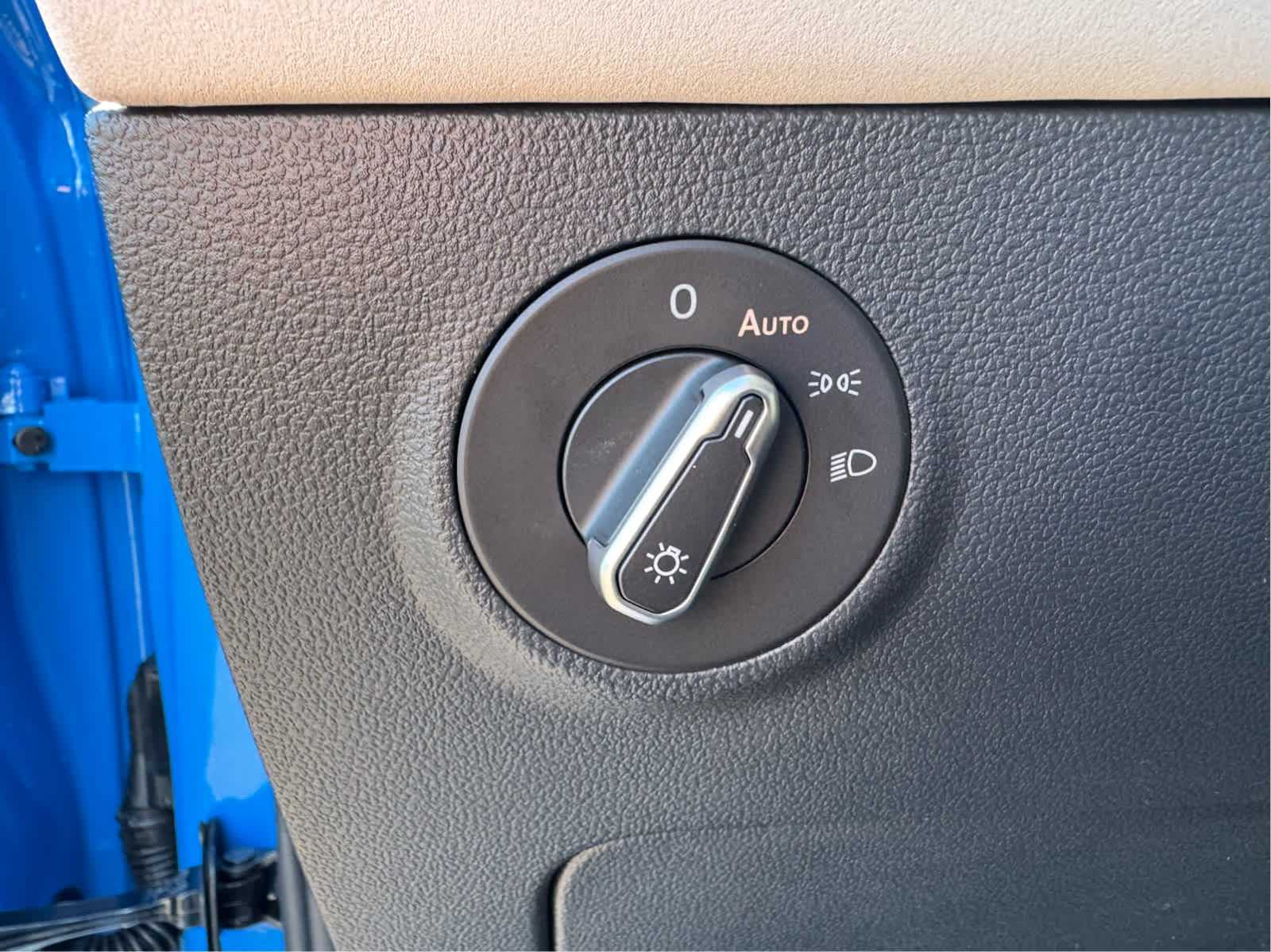 2025 Volkswagen Taos SE photo 11