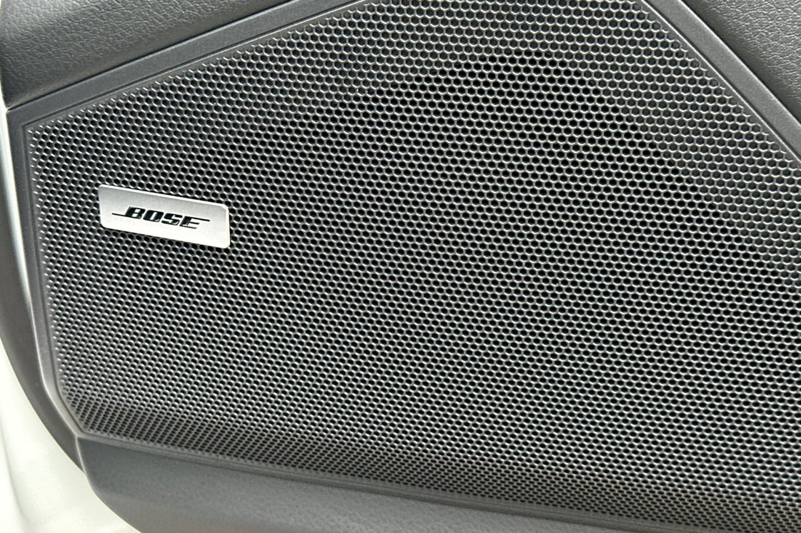 2025 Porsche Cayenne Turbo photo 22