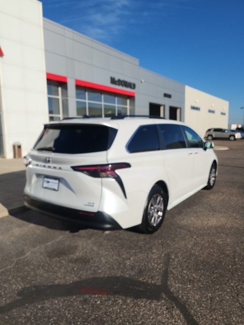 2023 Toyota Sienna XLE photo 3