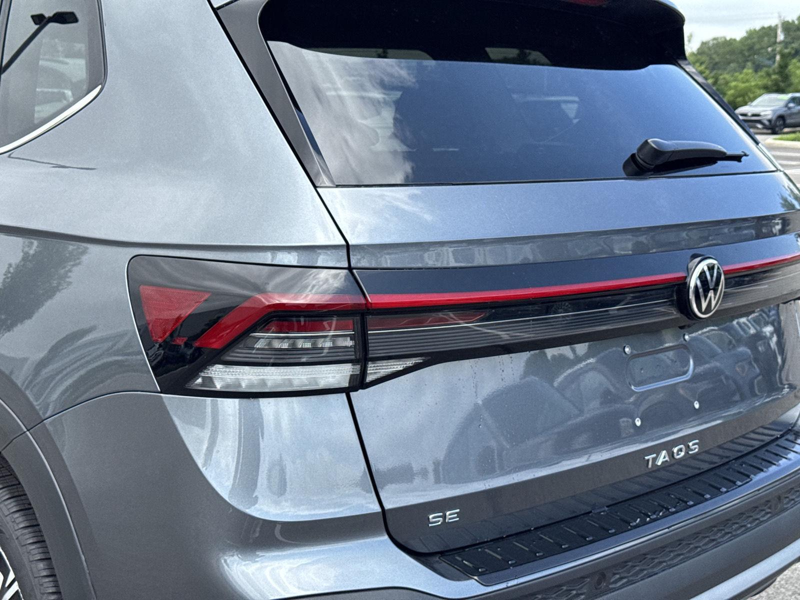 2025 Volkswagen Taos SE photo 8
