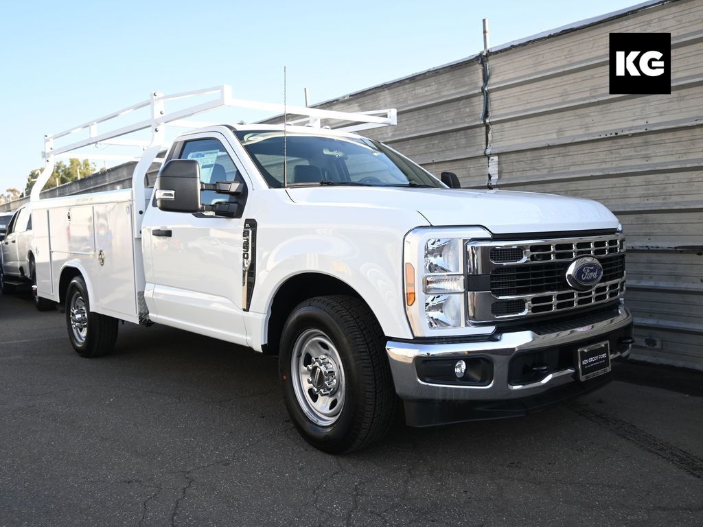 2025 Ford F-350 Super Duty Chassis Cab XL's photo