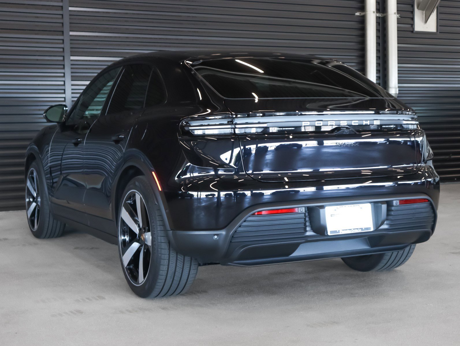 2025 Porsche Macan Electric photo 3