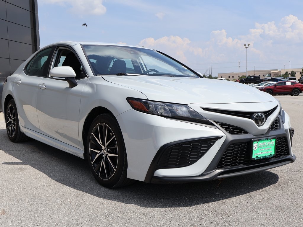 2022 Toyota Camry SE photo 6