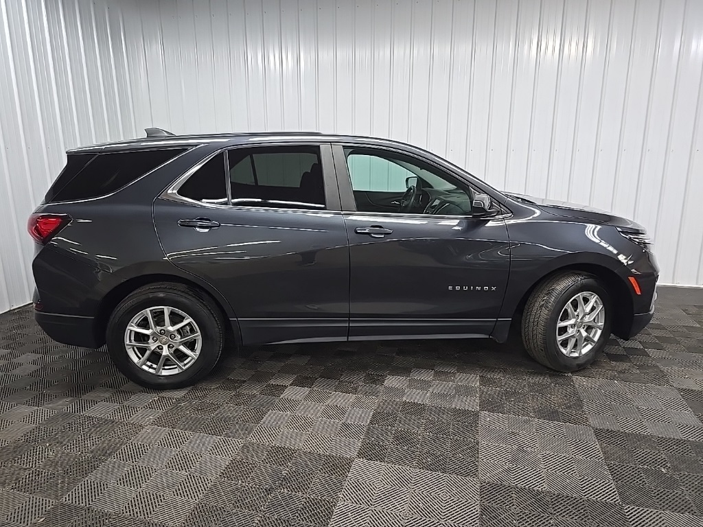 2022 Chevrolet Equinox LT photo 2
